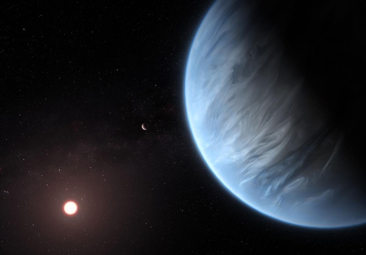 Una reproducción que muestra la Tierra y K2-18b