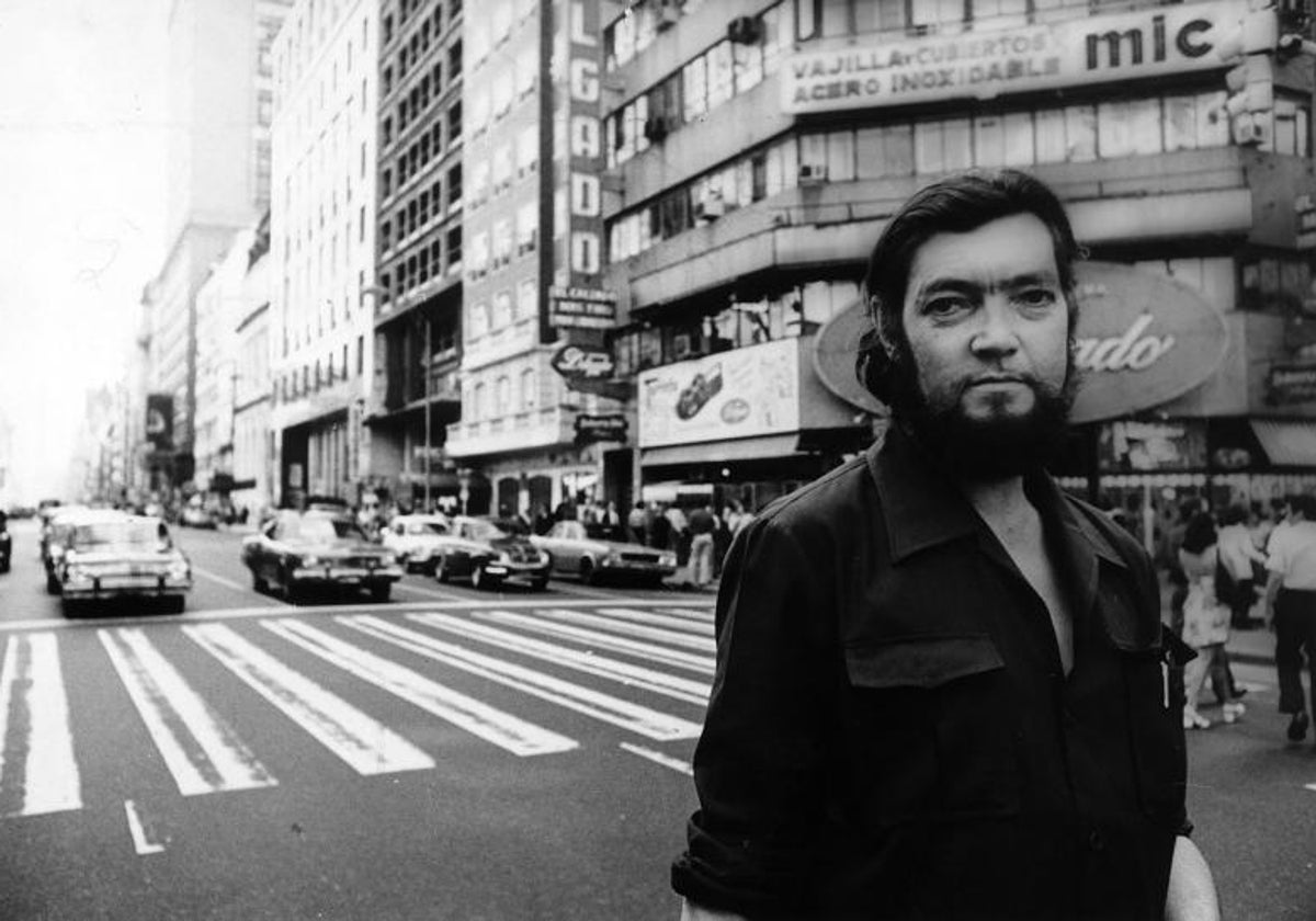 Julio Cortázar, en las calles de Buenos Aires