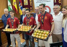 Honores para Jesús Navas, Gavi y Fabián, los tres campeones de Los Palacios