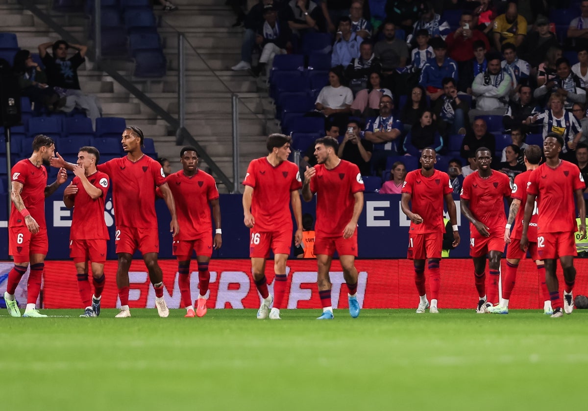 Los jugadores del Sevilla celebran el segundo gol de Lukebakio ante el Espanyol en el RCDE Stadium