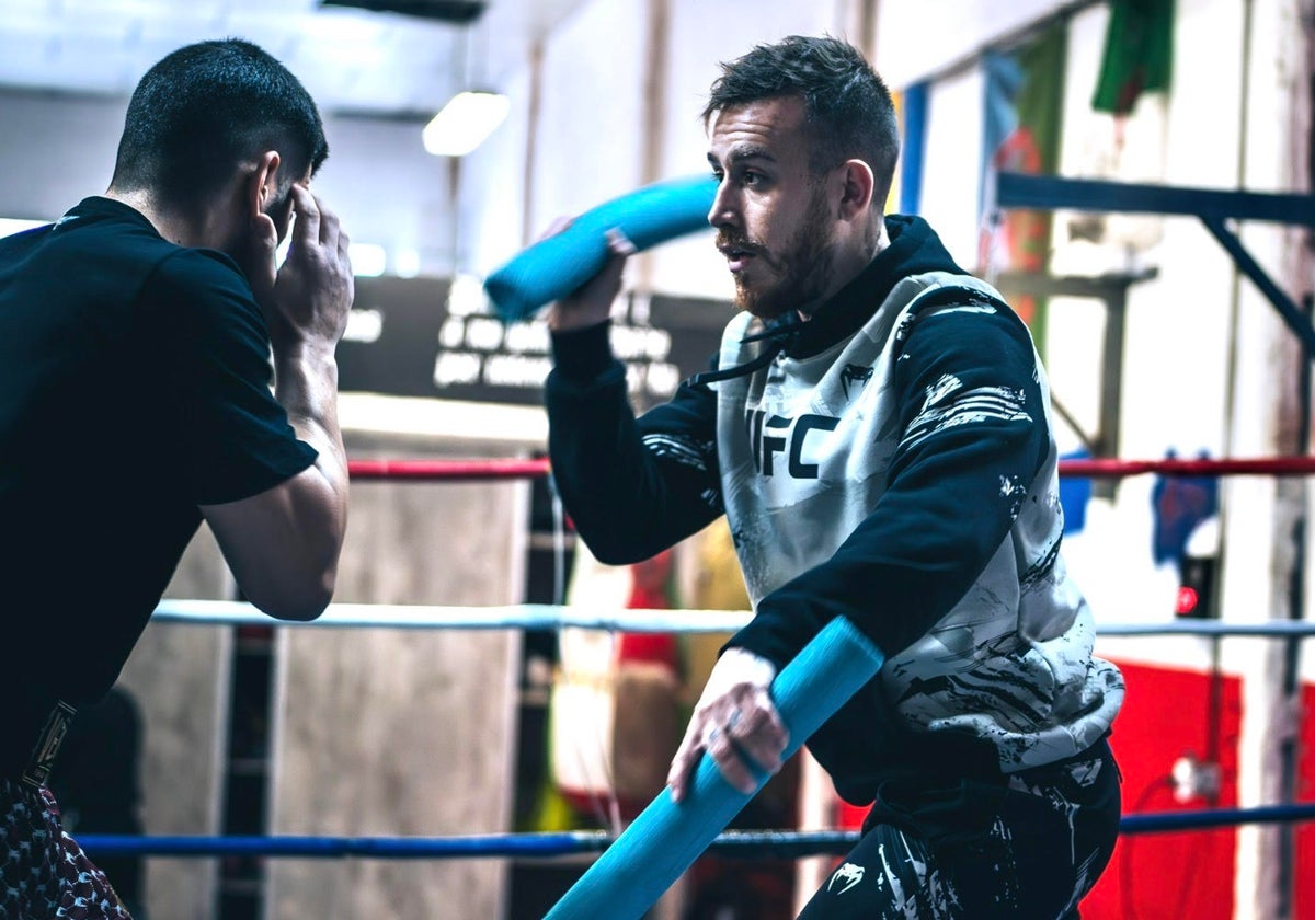 Javi Climent trabaja el boxeo con Ilia Topuria