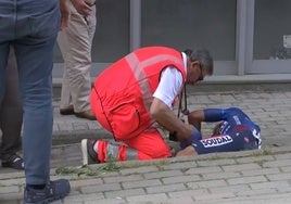 Mikel Landa, evacuado en ambulancia tras una caída, abandona el Giro