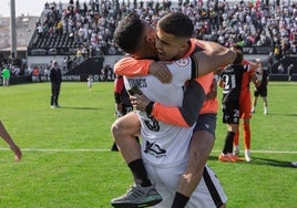 El Ceuta gana al Fuenlabrada y asciende a Segunda división 45 años después