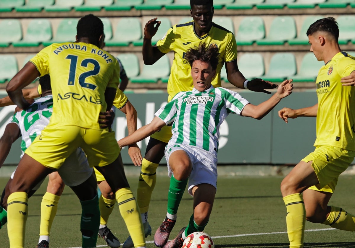 Sander Ballero procura buscar el balón ante la presión de varios efectivos del Villarreal B