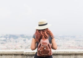 Una mujer que dejó su trabajo para viajar se arrepiente: «No puedo dar la entrada de una casa ni estoy lista para tener hijos»