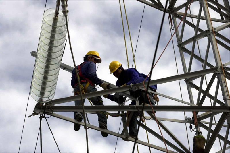 Dos operaros trabajan en una torre de electricidad en Tenerife