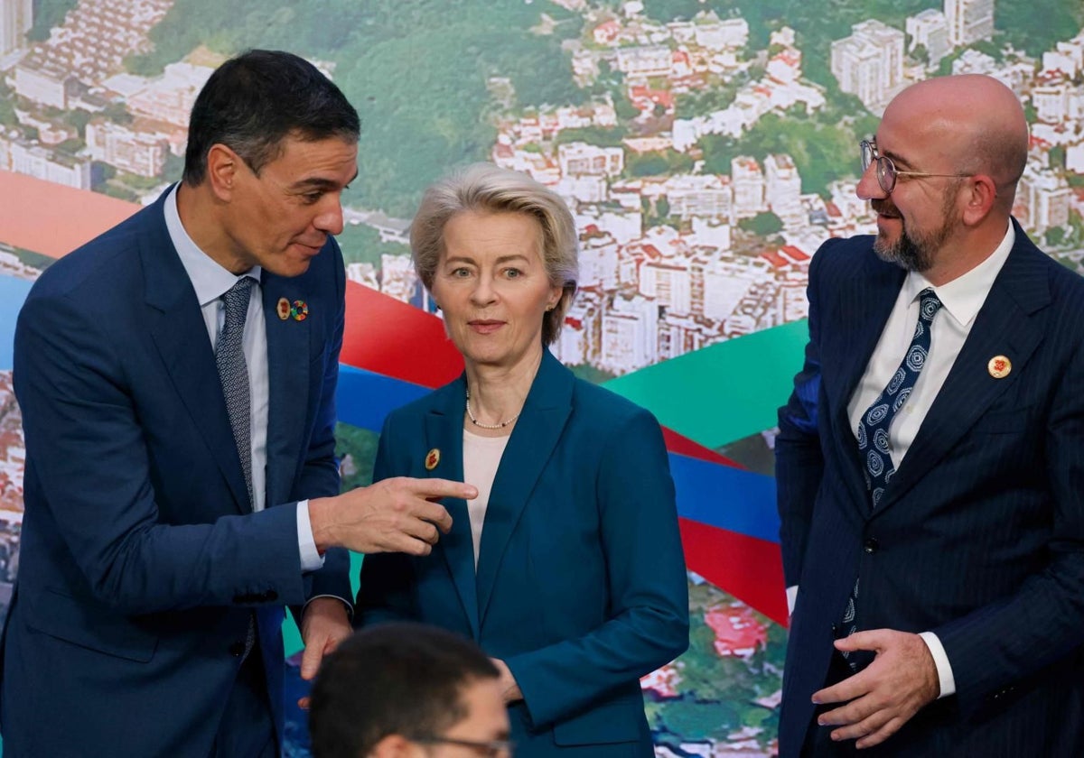 Pedro Sánchez junto a la presidenta de la Comisión y el presidente del Consejo Europeo
