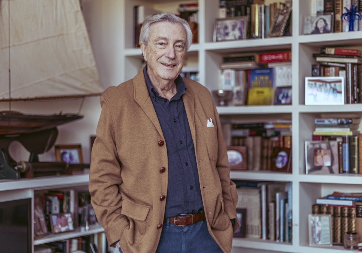 El diplomático y exdirector del CNI, Jorge Dezcallar, en su residencia de Mallorca