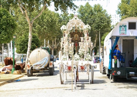 Imagen secundaria 1 - Detalle del simpecado del Rocío de la Macarena arriba, la carreta de El Cerro a la izquierda y Sevilla Sur por el parque de María Luisa a la derecha