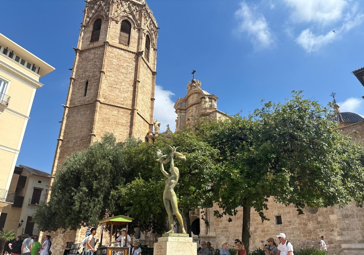 Imagen del monumento por la paz ubicado en la plaza de la Reina de Valencia