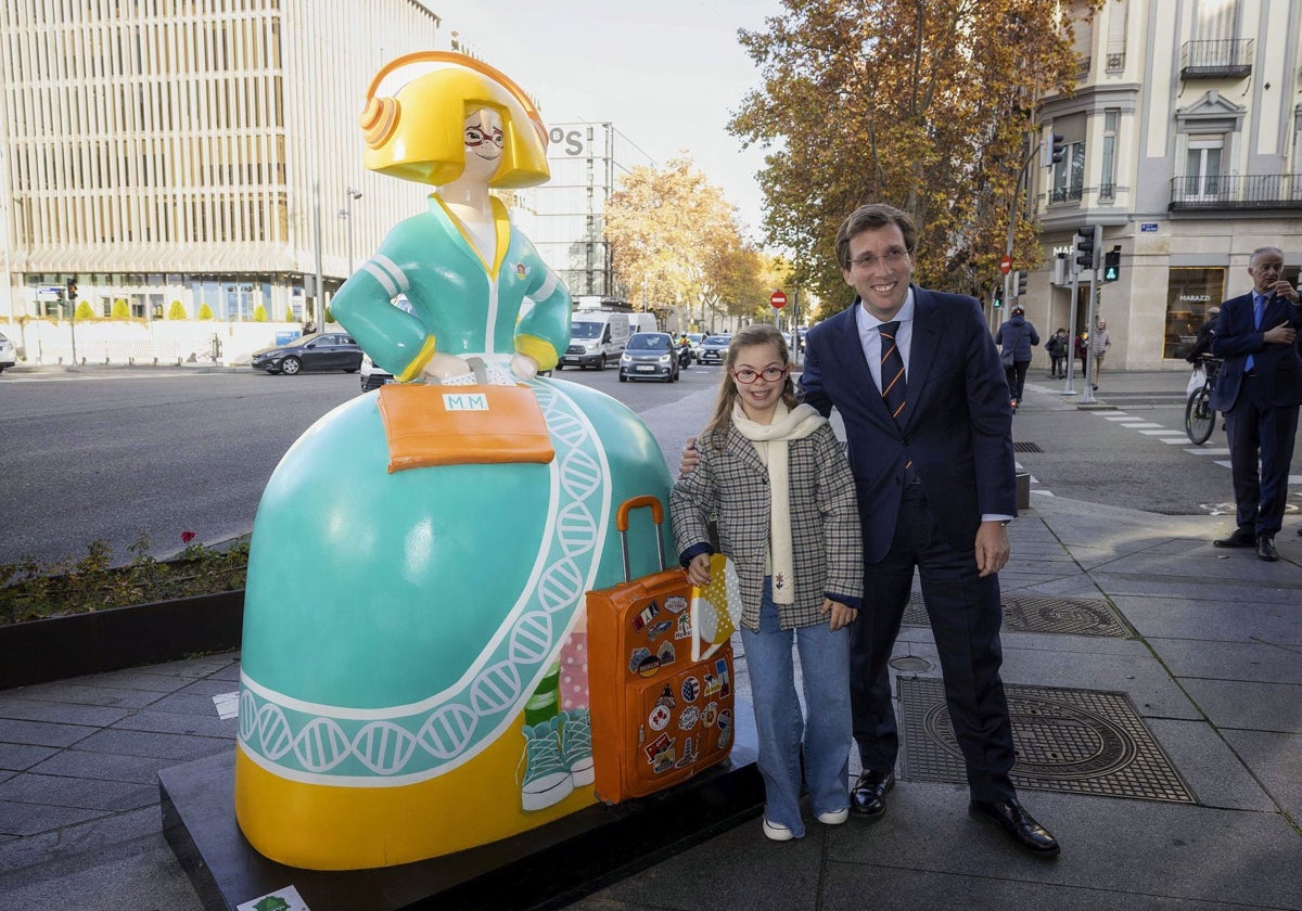 Marieta, junto al alcalde Almeida y la menina inspirada en ella