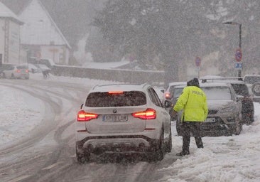 Los avisos por fuertes nevadas se mantienen en el Pirineo tras un domingo muy complicado en la carretera
