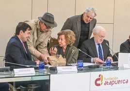 La Reina Sofía inaugura el Centro de Investigación Emiliano Aguirre, cuyo fin será custodiar «la memoria documental» de Atapuerca