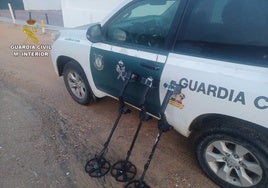 La Guardia Civil interviene detectores de metales en una playa de Matalascañas de interés arqueológico