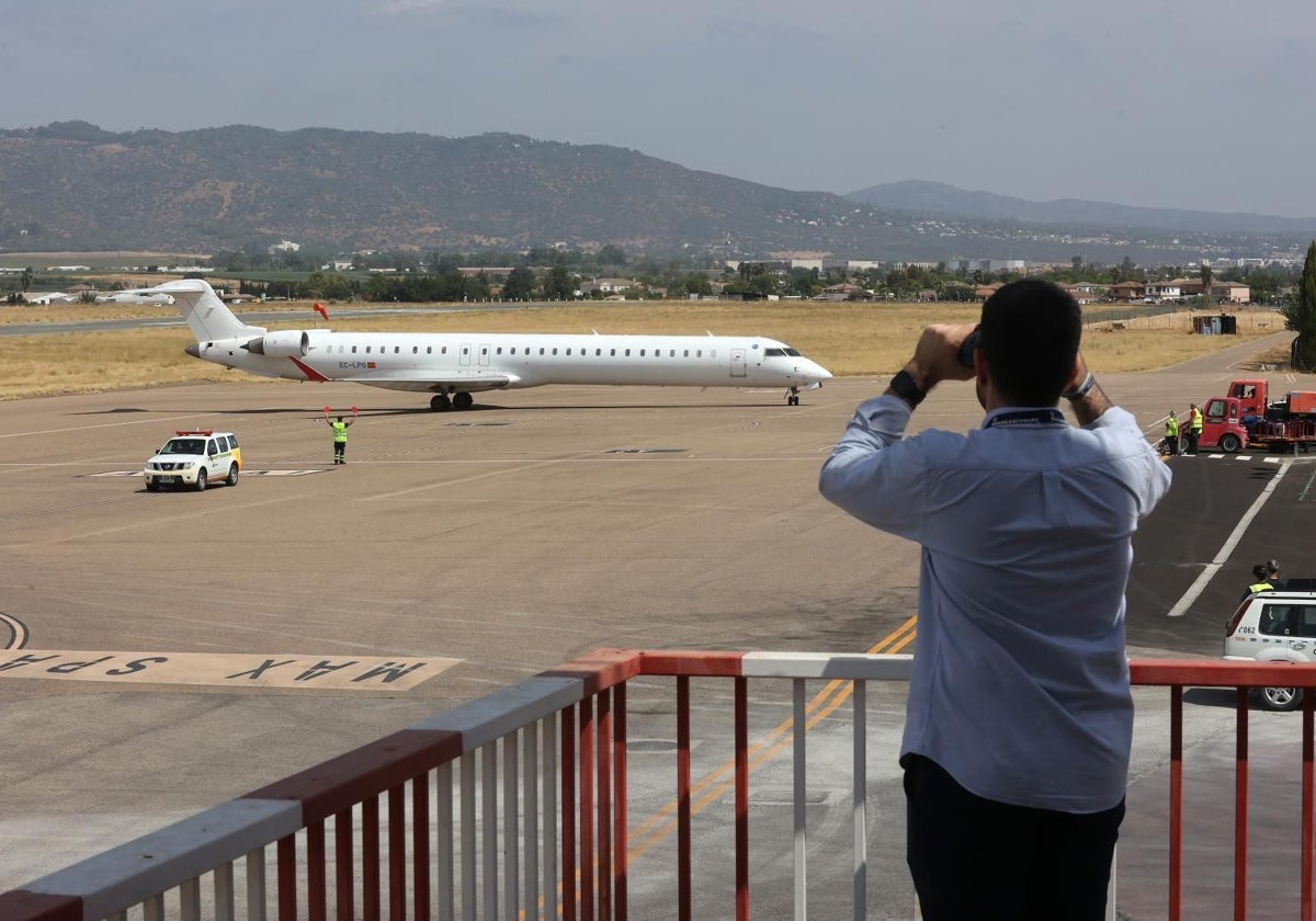 Torre de control del Aeropuerto de Córdoba donde en 2025 operaran tres compañías regulares