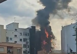 Un aparatoso incendio devora parte de un edificio en Castellón
