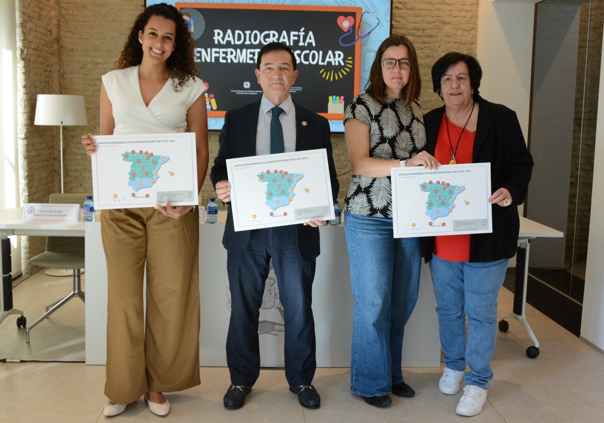Representantes de CECOVA y entidades relacionadas con la enfermería, en la presentación de los datos