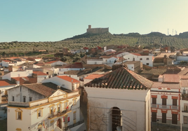El pueblo de Extremadura donde Estopa grabó el vídeo de uno de sus grandes éxitos: con un castillo medieval y rodeado de embalses