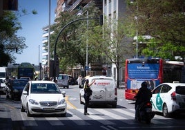 Colas para el pan, la vuelta del transistor y una cena en plan velas: crónica de un día sin luz en Granada