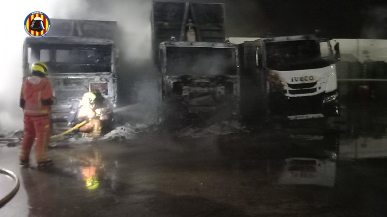 Un incendio destruye tres camiones calcinados en una empresa de reciclaje en Valencia