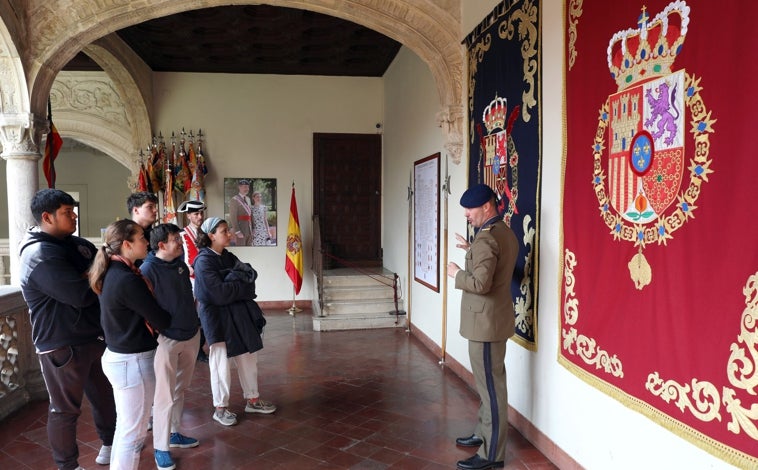 Imagen principal - En la imagen superior, algunos de los visitantes que han recorrido esta muestra. En las imágenes inferiores, el caballo vestido con las galas de la sección de Coraceros del escuadrón de la escolta real. A la derecha, trajes históricos de este cuerpo militar