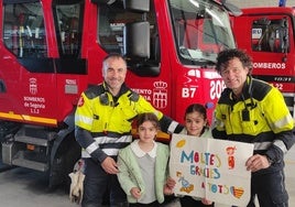 Una familia de Paiporta visita a los Bomberos de Segovia para agradecerles su apoyo tras la DANA