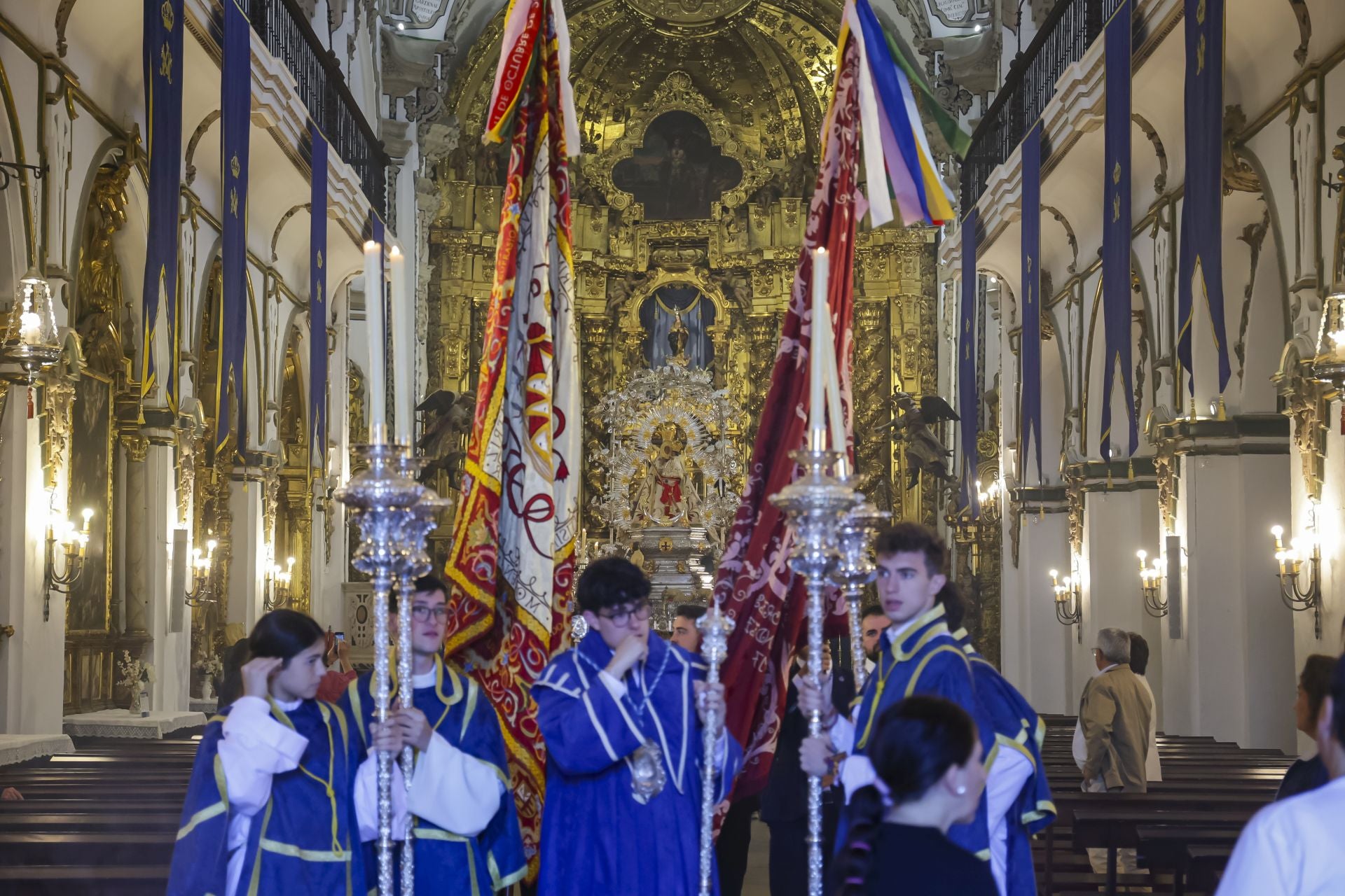 La festiva procesión de la Virgen de la Cabeza por Córdoba, en imágenes