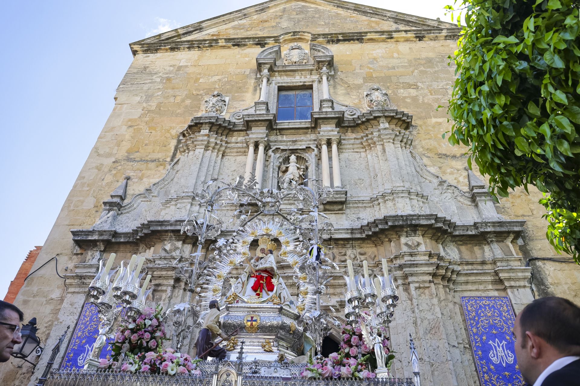 La festiva procesión de la Virgen de la Cabeza por Córdoba, en imágenes