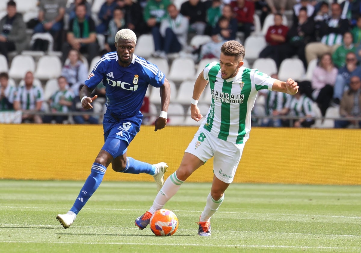 Isma Ruiz conduce el balón durante un partido en El Arcángel