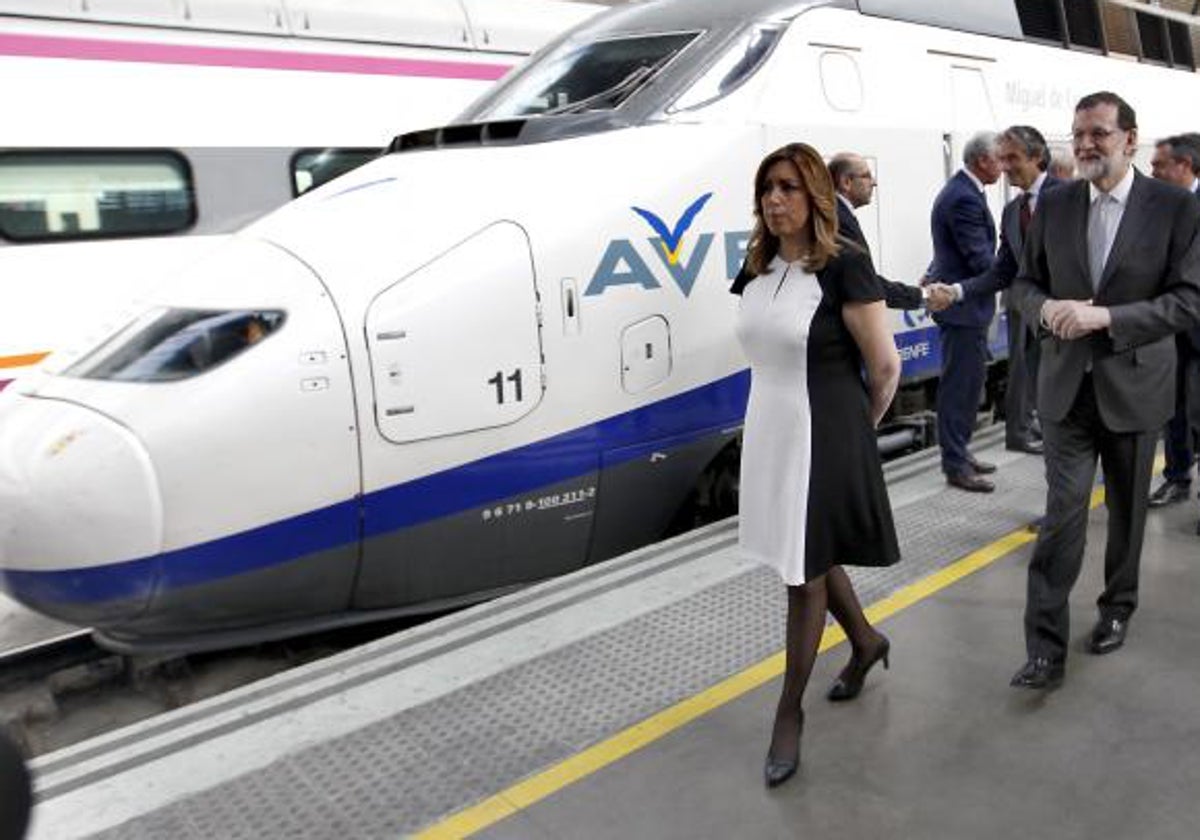 Susana Díaz y Mariano Rajoy en el acto del XXV aniversario del primer viaje del AVE en Santa Justa en abril de 2017