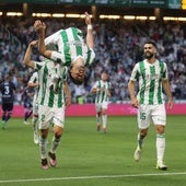 Jacobo celebra un gol con su voltereta habitual en El Arcángel