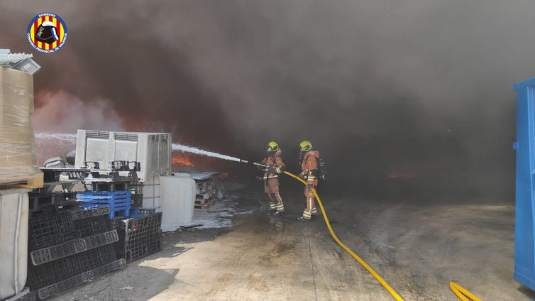 Cortan la circulación de Cercanías por las llamas de un incendio junto a las vías en las afueras de Valencia