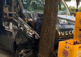 Un conductor ebrio de una furgoneta de reparto de cervezas se estrella en Córdoba contra un árbol