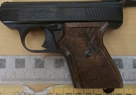 Un hombre encañona con una pistola a pasajeros del Metro de Madrid en el vestíbulo y un convoy