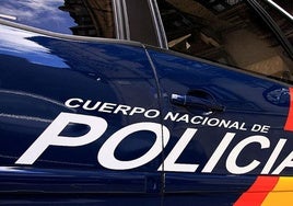 Amenaza a sus vecinos en Fuengirola y se atrinchera en el tejado con un cuchillo