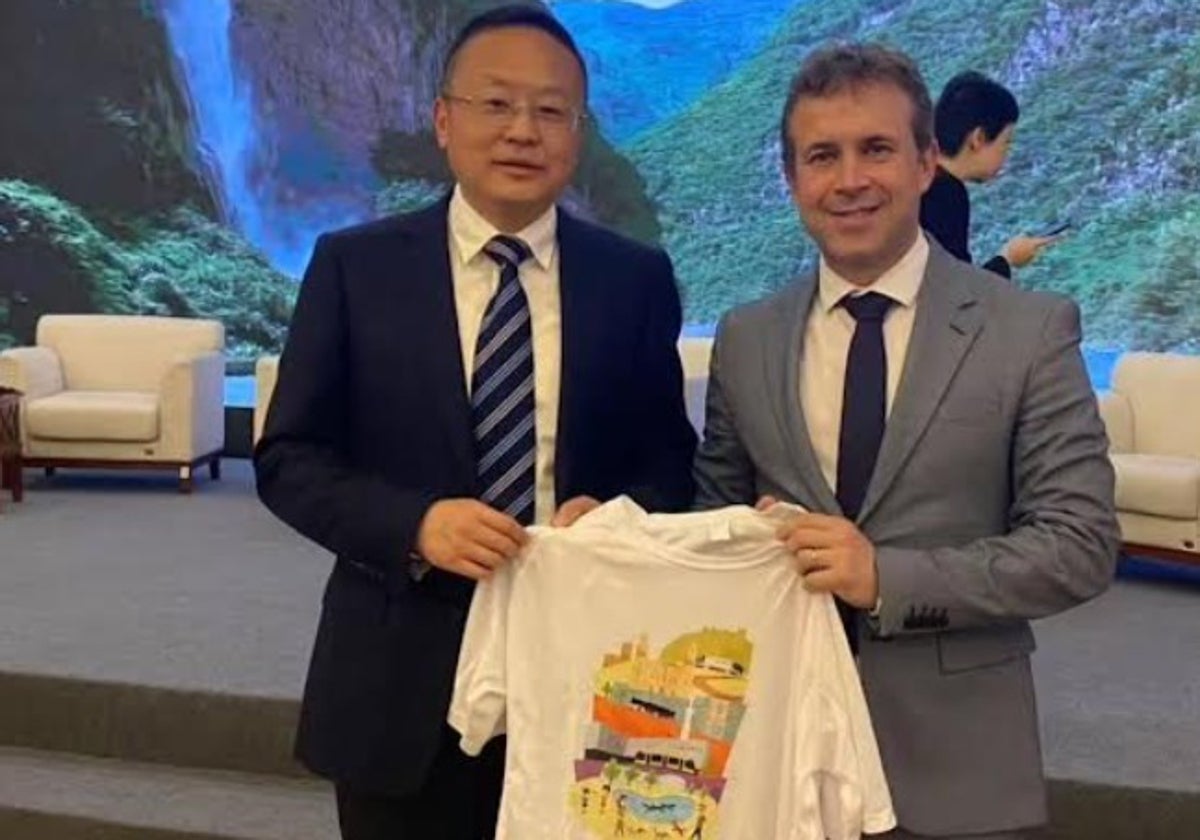 El alcalde de Jaén, Julio Millán, entrega una camiseta de su campaña electoral al vicealcalde del municipio de Anshun, Yang Zhuo