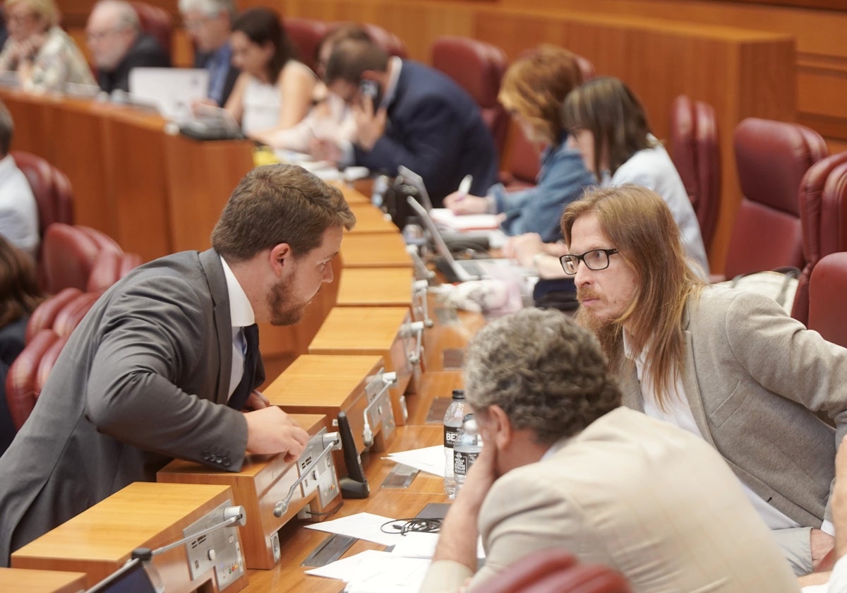 Miguel Suárezs (Vox) conversa con Pablo Fernández (Unidas Podemos)