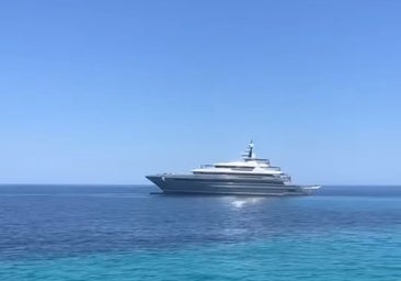 El megayate 'Attila', valorado en 70 millones de dólares, desafía a las autoridades tras quedar varado en Formentera