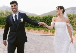 El elegante y sensual vestido de novia de Sandra Garal en su boda con Marco Asensio