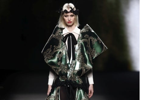 Imagen secundaria 1 - Modelos del desfile de Yolancris con la colección de invierno 2026