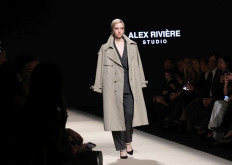 Imagen secundaria 1 - Durante el desfile de Alex Rivière Studio