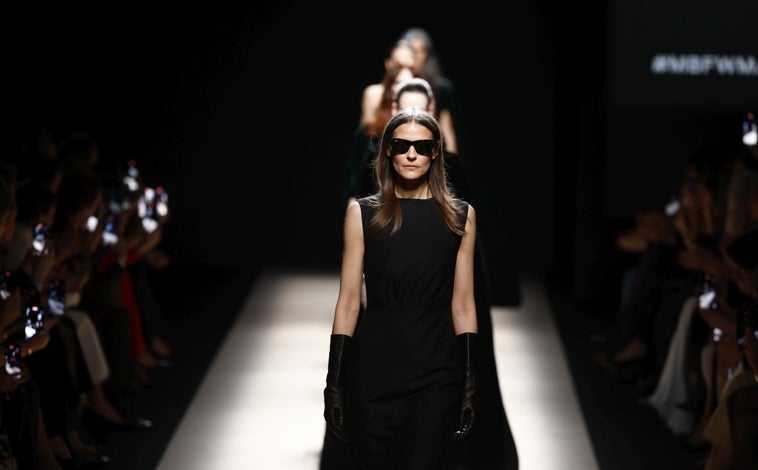 Imagen principal - Durante el desfile de Alex Rivière Studio