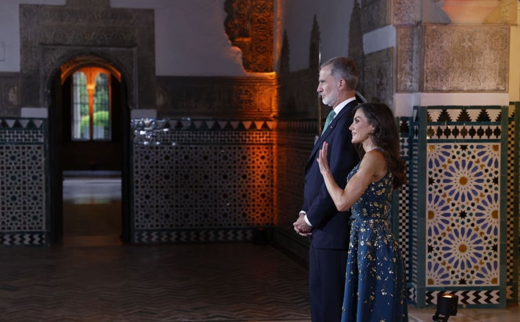 Imagen principal - Los detalles del estilismo de la Reina Letizia con vestido de Carolina Herrera que ya lució en 2019
