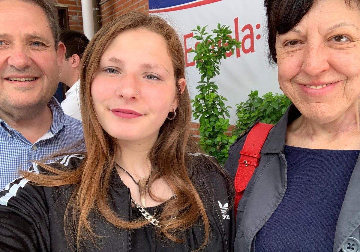 Jacinto y Mercedes, cofundadores de la Fundación Visual TEAF junto a su hija