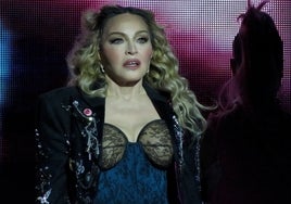 Madonna se cae  en pleno concierto y termina rodando por el escenario