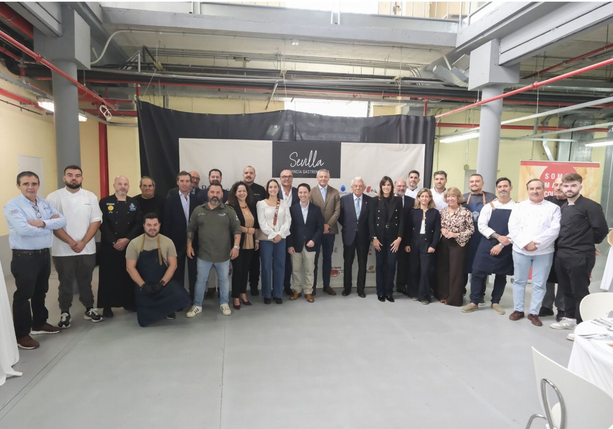Foto de familia de los organizadores, patrocinadores y participantes en las Jornadas Sevilla Provincia Gastronómica