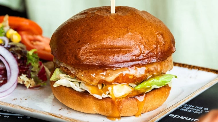 Hamburguesa de pollo empanado en panko con sasla thai sweet chilli de Nomada Burger Company en Málaga