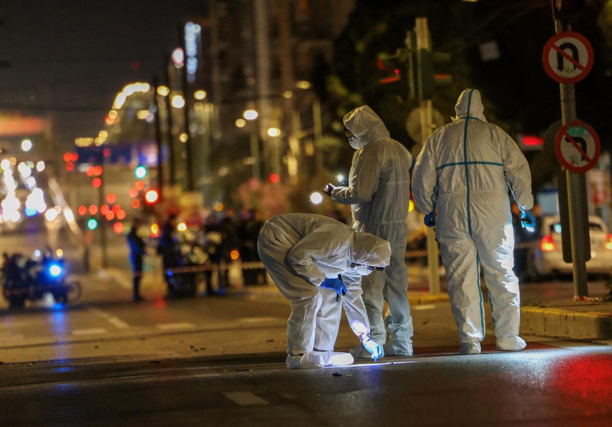 Varios artificieros, en el lugar donde ha explotado la bomba en Atenas.