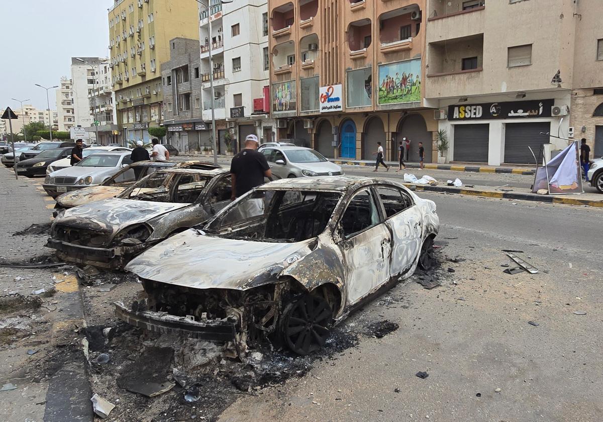 Coches quemados en una calle de Trípoli tras el estallido de la violencia de guerrillas