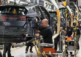 Los 27 respaldan dar a los fabricantes de coches hasta 2027 para cumplir los objetivos de reducción de CO2